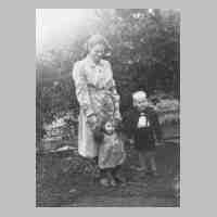 062-0041 Elma Neumann-John mit ihren Kindern Dieter und Margit im Jahre 1942 .JPG